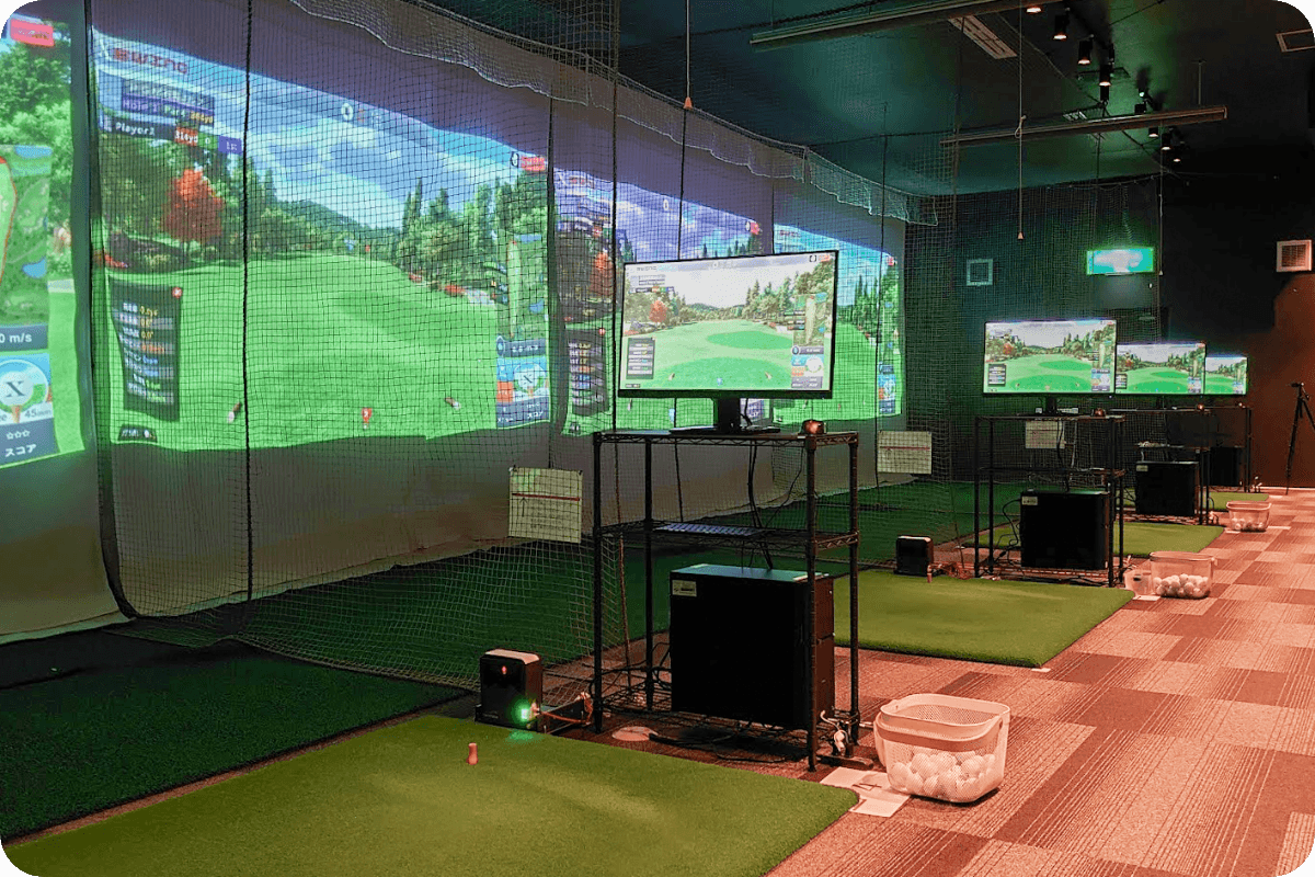 インドアゴルフ練習場の室内写真